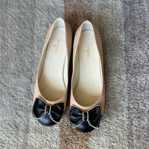 CHANEL Women's Beige and Black Flats with Bow 🎀🖤